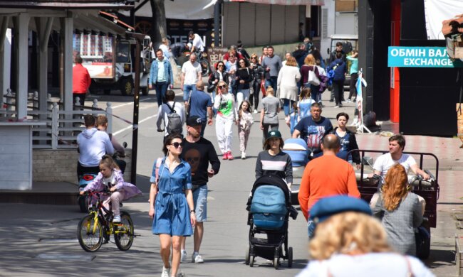 Одесситы устроили аншлаг на пляжах и в кафе: как проходит ослабление карантина в городе, фото
