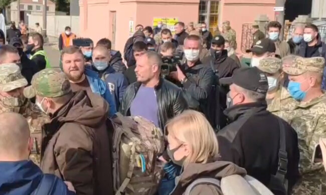 Ветерани АТО підстерегли Арахамію, який запропонував скоротити армію: "Як тобі прийшла в голову..."