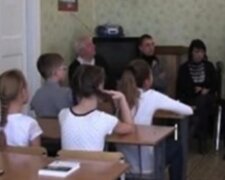 Дергает за волосы и не отпускает в туалет: скандал разгорается из-за травли школьницы на Прикарпатье