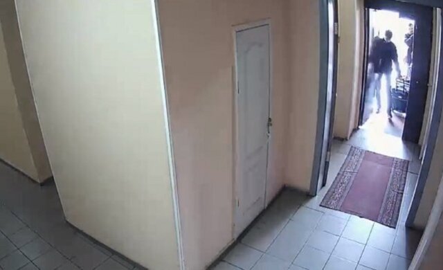 В Киеве на пенсионера напали в собственной квартире, фото: "затолкал, душил и заклеил рот скотчем"