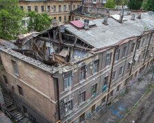 "Люди выпрыгивали из окон": появились подробности и кадры разрушения дома в центре Одессы