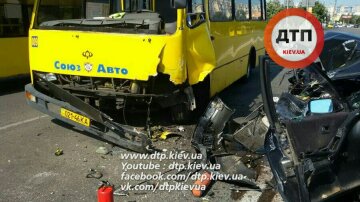 В Киеве машина протаранила  маршрутку, пострадали пассажиры (фото)
