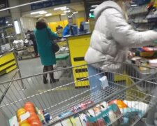 В Одессе мужчина отомстил магазину за продажу несвежих продуктов, видео:  "Устал ругаться с продавцами"