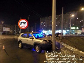 Пьяная авария в Киеве: водитель не заметил столб (фото)