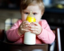 Почему детям иногда вредно давать молоко: неожиданные факты