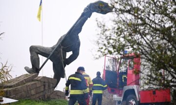 Радянський пам'ятник «визволителям» знесли в Ужгороді: що встановлять на його місці, кадри