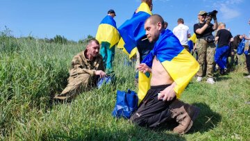 В Украину из плена удалось вернуть не только военных, но и детей: трогательные кадры