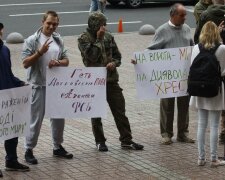 »Пятая колонна»: на Европейской площади собираются противники «крестного хода» (фото)