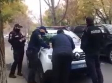В Одессе активист "ловит" нарушителей карантина и вызывает полицию: мужчину показали в сети