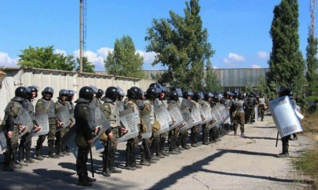 На белорусской границе неспокойно, сотни людей пытаются прорваться в Украину: стянута Нацгвардия