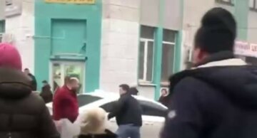 Таксист набросился с кулаками на пешехода в Харькове, кадры: очевидцы раскрыли детали