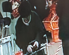 Воровка оставила без копейки женщину прям в днепровском супермаркете: фото карманщицы
