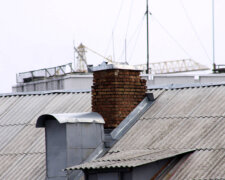 "Потолок стал бить током": днепрянка проверила крышу дома и обомлела, пугающие фото
