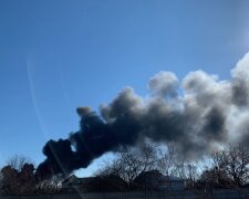 Окупанти РФ завдали удару в районі нафтобази під Києвом: все в диму