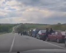 Ни домой, ни выехать: в Запорожской области оккупанты заблокировали тысячу машин с семьями и детьми