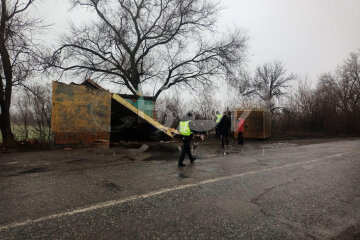 Біля Кривого Рогу вантажівка знесла зупинку і перекинулася на бік: фото з місця події