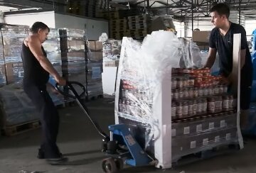 Безкоштовні продукти для ВПО та пенсіонерів в Одесі