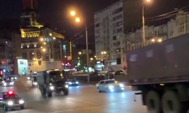 «Завивання сирен і поліція»: Військову техніку помітили в центрі Києва, кадри очевидців