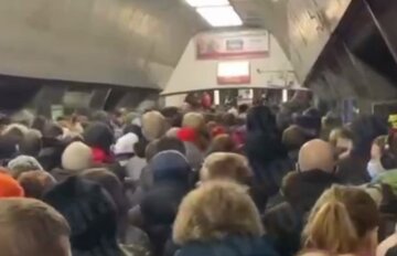 Люди ходять по головах: що відбувається в київському метро після "замінування", кадри