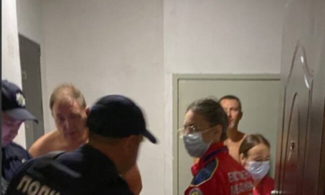 Під Одесою чоловік почав палити з пістолета по сусідах, кадри: жінка отримала поранення в живіт