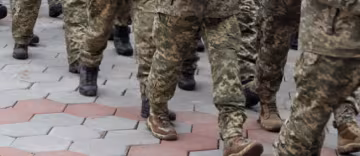 толпа военных