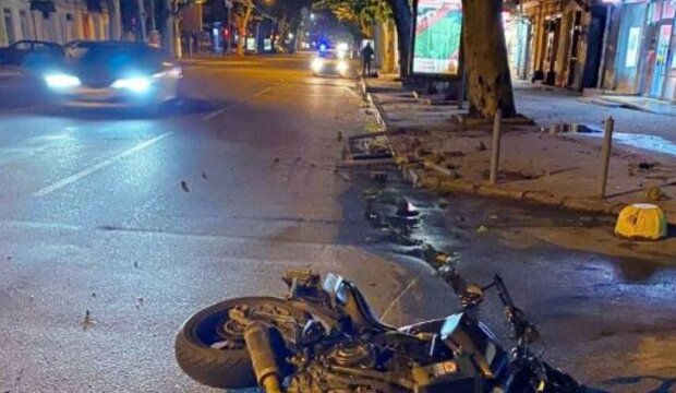 Молодой мопедист попал в ДТП в центре Одессы: медики делают все возможное