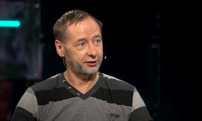 Если мы хотим победить, нам нужно поставить всю страну на военные рельсы, - Александр Кочетков