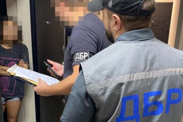 Троє поліцейських із Дніпра відібрали у людей сотні тисяч: подробиці злочинної схеми