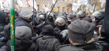 Протест перерос в массовый конфликт с полицией в центре Киева: кадры и что известно на данный момент