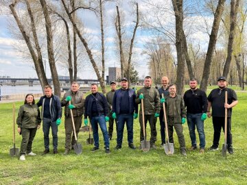 В Печерском районе Киева высадили 27 дубов Шевченко