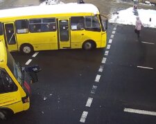 В Одесі маршрутки з пасажирами потрапили в ДТП: момент удару зафіксували на відео