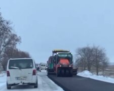 На дорозі в Одеській області асфальт стелять прямо в сніг, відео: "Не доведеться чистити трасу"
