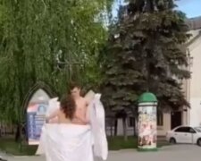 По украинскому городу бродила раздетая парочка влюбленных, видео: "Люди их не смущали"