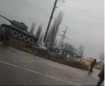 Танк протаранил лихач на иномарке: видео необычного ДТП под Одессой