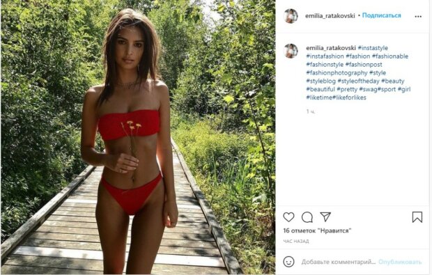 Эмили Ратаковски показала на пляже в красном бикини, почему ее фигурезавидуют: \