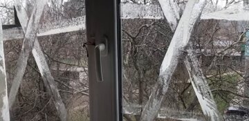 окно со скотчем