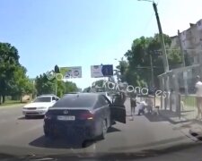 Лексус на швидкості зніс дівчину в Одесі, момент потрапив на відео: "Переходила на зелений"