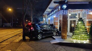 "Захотелось вина?": водитель на джипе влетел в витрину магазина в Одессе, кадры происходящего