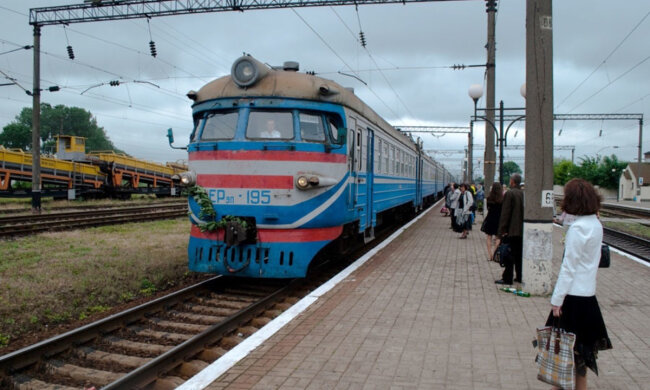 Чоловік з боєприпасами влаштував переполох на станції під Харковом, фото: приїхала поліція