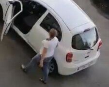 У Києві автохамка заради паркування не пощадила клумбу, відео ганьби