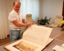 Медведчук продемонстрировал уникальную Библию Гутенберга: "Готовы предоставить доступ"