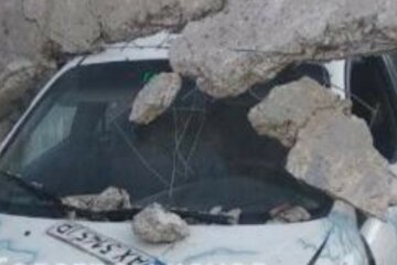 В Харькове автомобиль "влетел" бетонный забор, водитель исчез: детали аварии