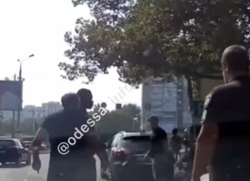 Не поделили дорогу: в Одессе жестко подрались водитель и велосипедист,  видео