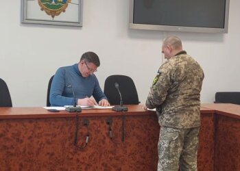 "Спектакль": украинцев разозлило вручение повесток мэру и горсовету