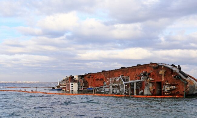 Стало известно о печальной участи  танкера "Делфи" в Одессе: "не раньше следующего года"