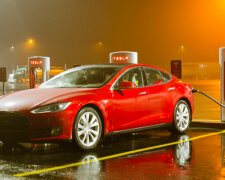 Автомобили Tesla оснастили автономным автопилотом