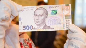 Фальшивые деньги наводнили Украину: как распознать подделку