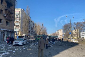 Над Києвом сили ППО збили крилату ракету: осколки впали в житловий район, фото