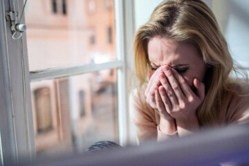 Люди-женщина-грусть