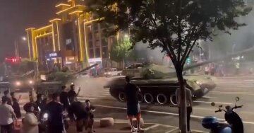 Власти Китая вывели на улицы танки, ситуация накаляется: "Проходят экстренные заседания"